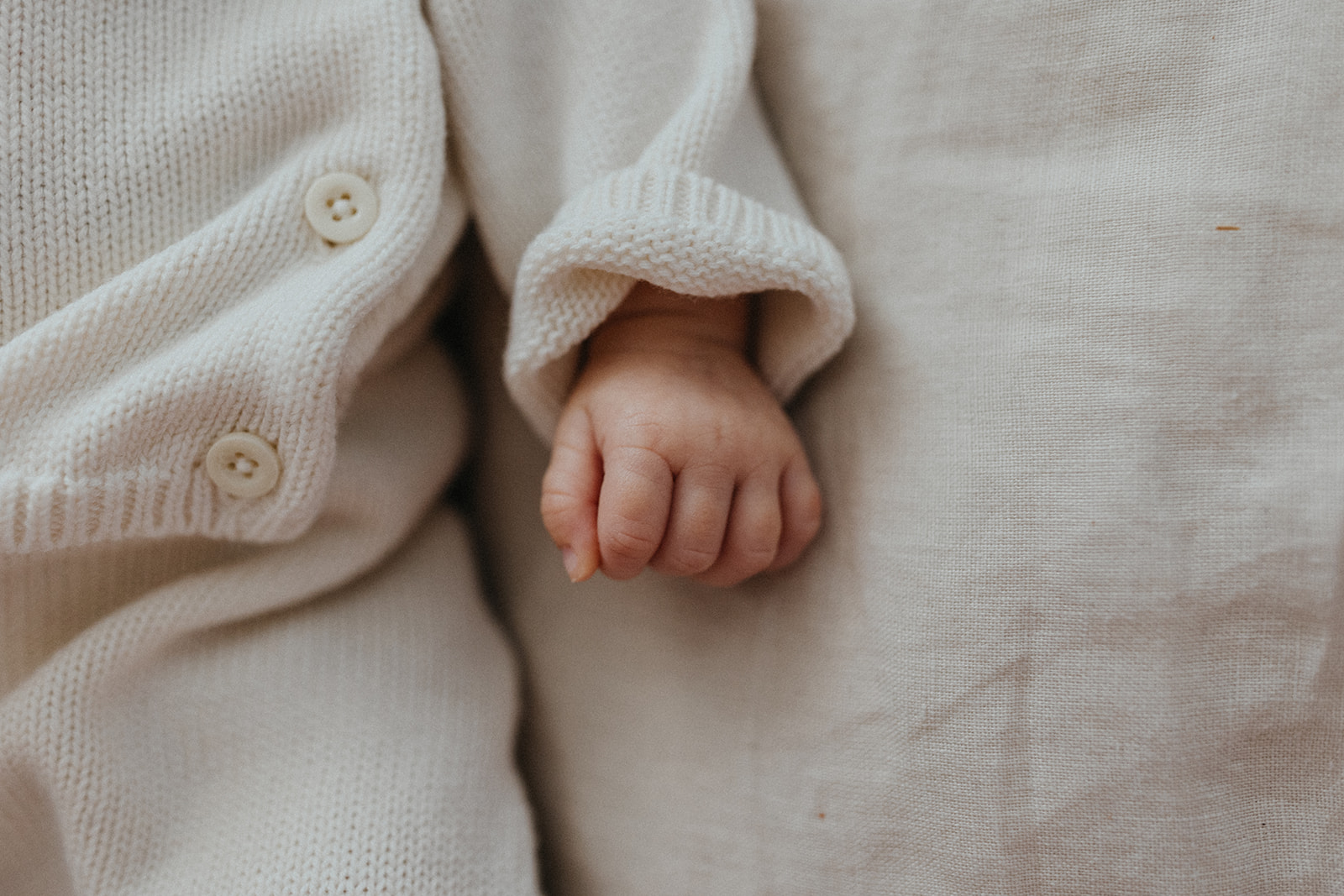 détail main de bébé